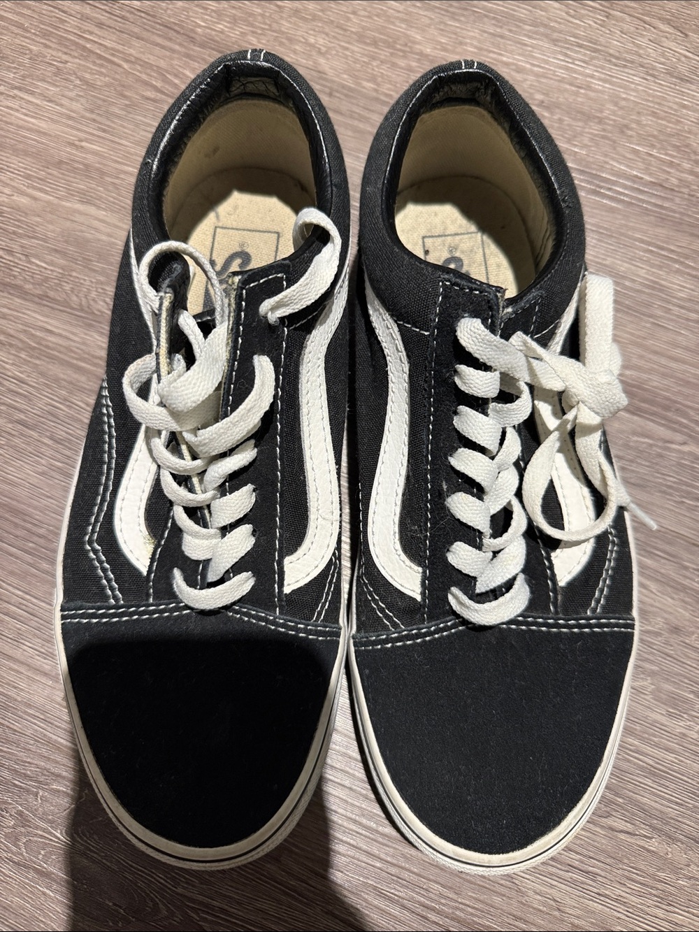 VANS Black and White Skate-Style Sneakers. Woman’s 7.5